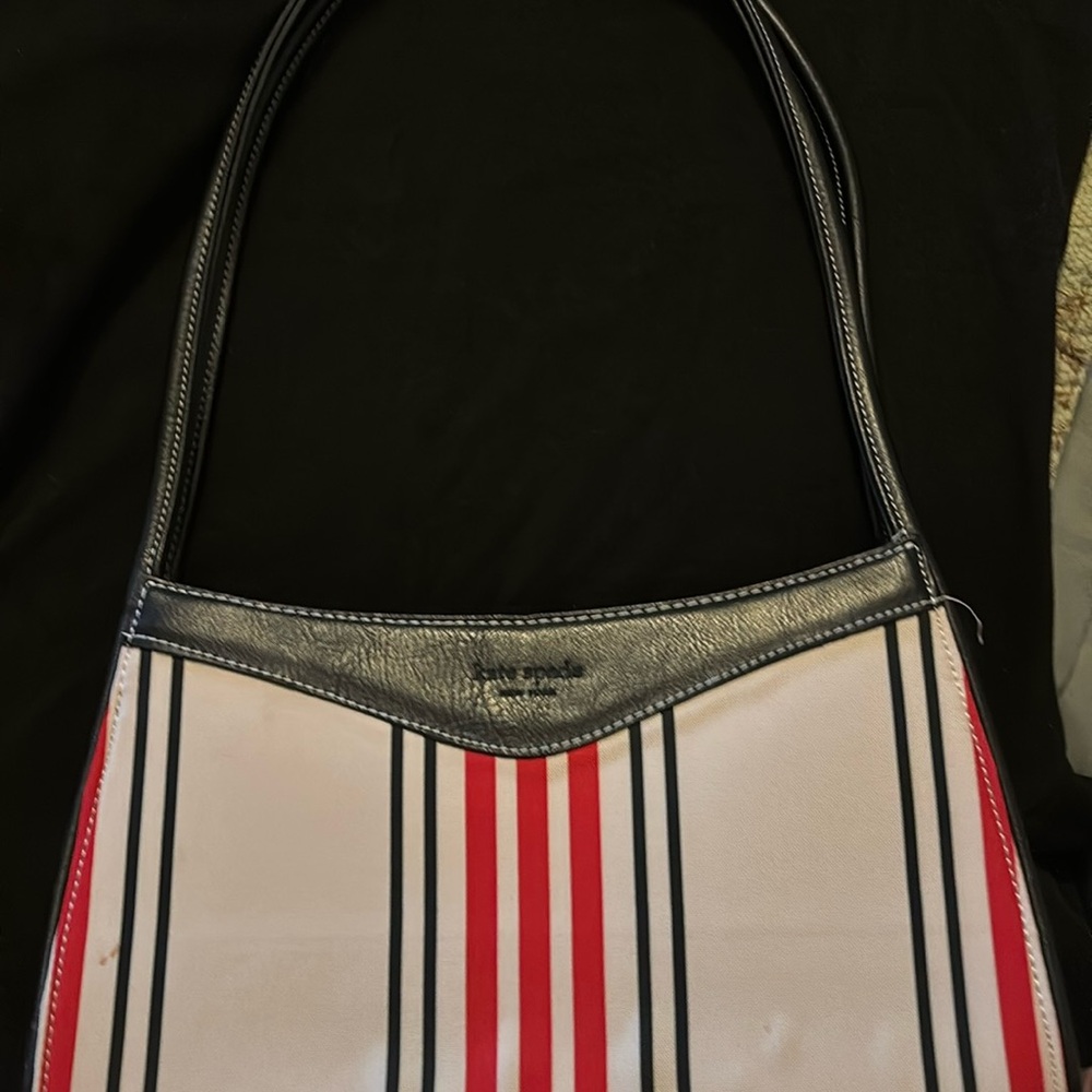 Selling this we’ll kept Kate Spade purse